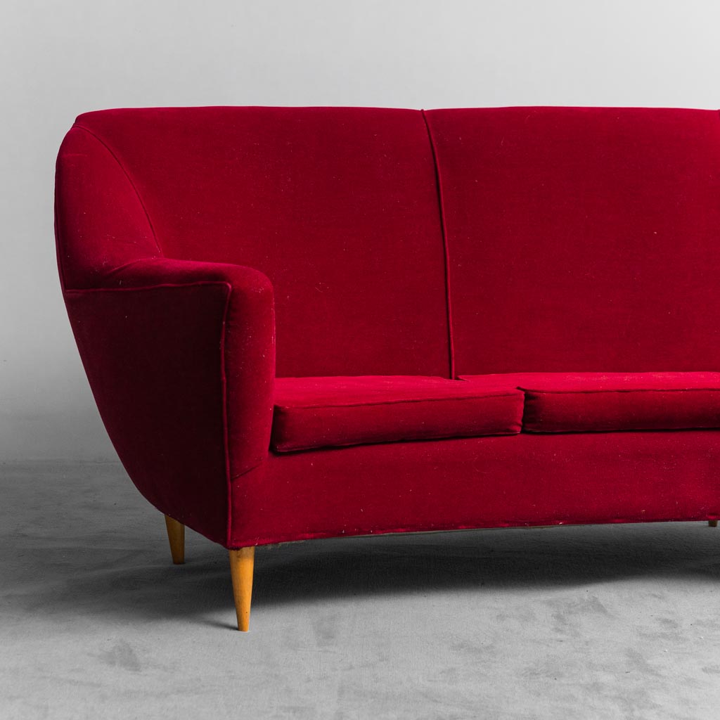 Divano curvo 4 posti velluto rosso stile ico parisi anni '50 vintage