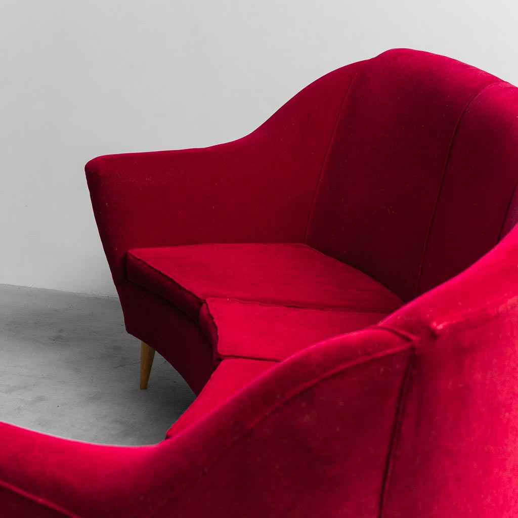 Divano curvo 4 posti velluto rosso stile ico parisi anni '50 vintage