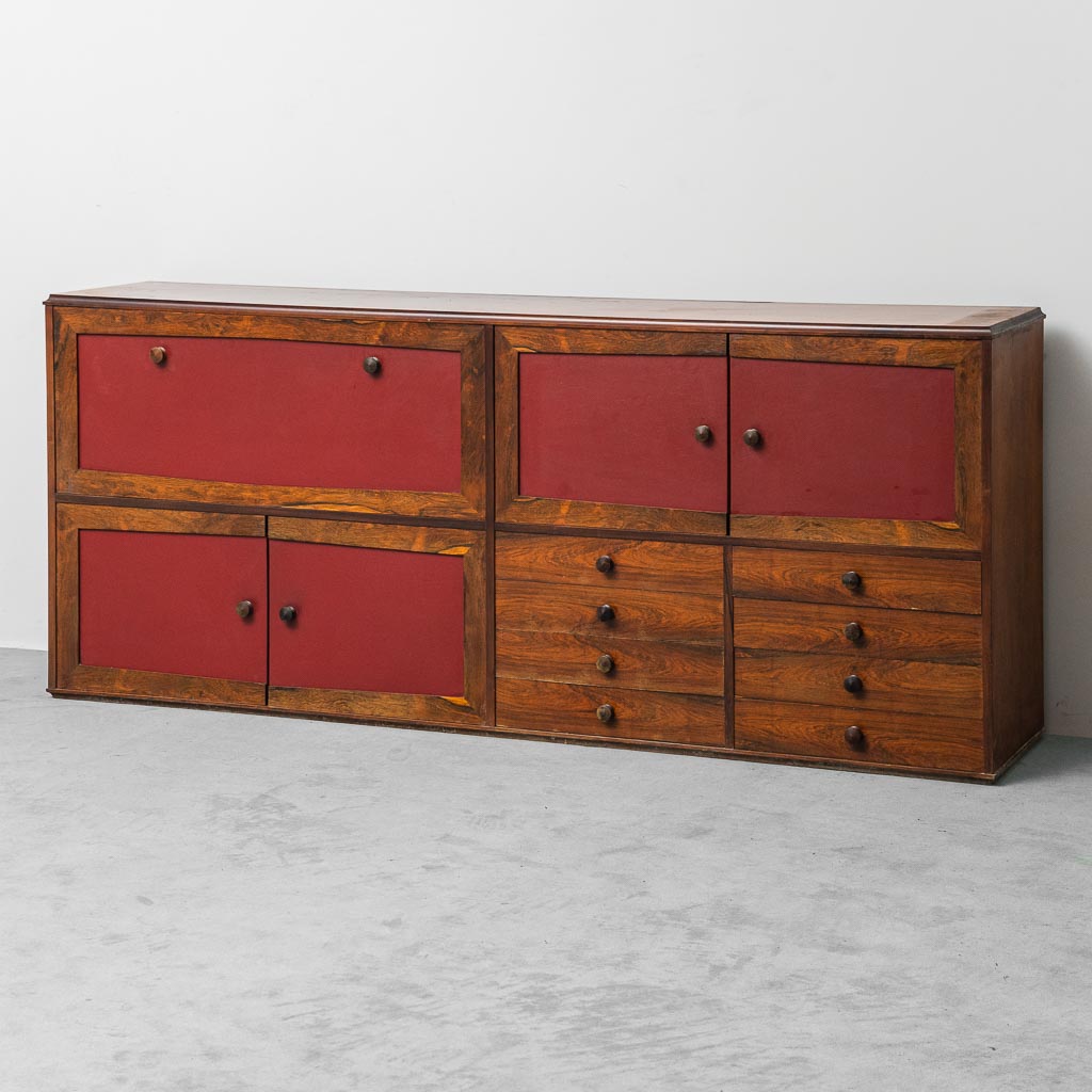 Credenza scandinava in legno rosso scuro anni ’60 vintage modernariato
