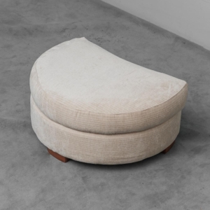 Pouf a mezzaluna in tessuto chiaro anni '70 vintage modernariato