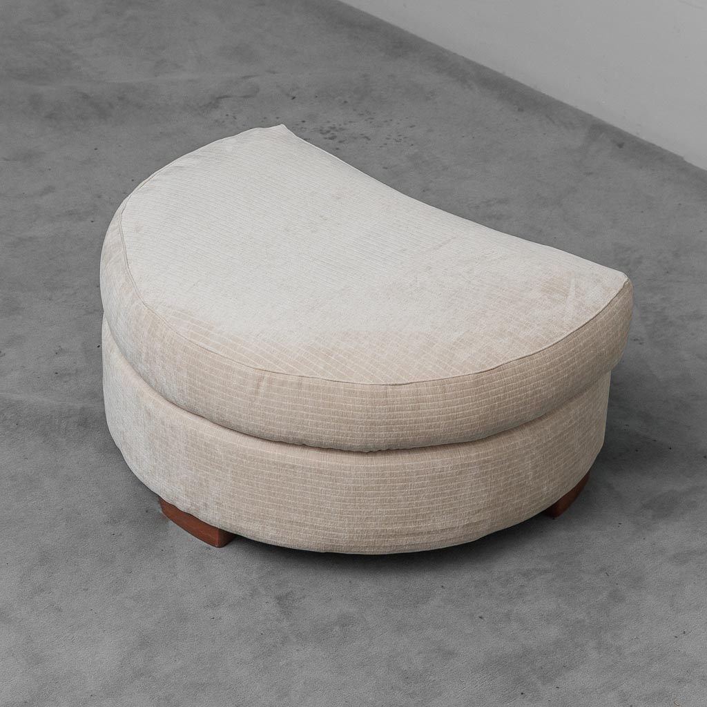 Pouf a mezzaluna in tessuto chiaro anni '70 vintage modernariato