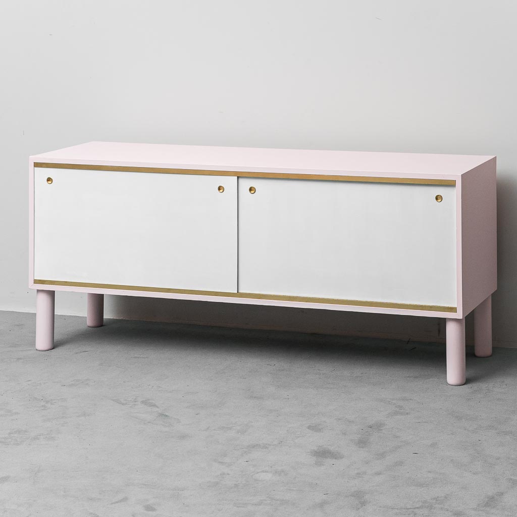 Credenza vintage in legno laccato rosa e bianco Italia anni ’60 modernariato