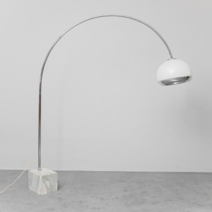 Lampada da terra ad arco Harvey Guzzini anni ’70 vintage modernariato
