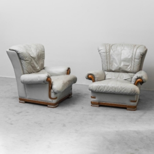 Coppia di poltrone vintage in pelle grigio perla e legno anni '60 modernariato