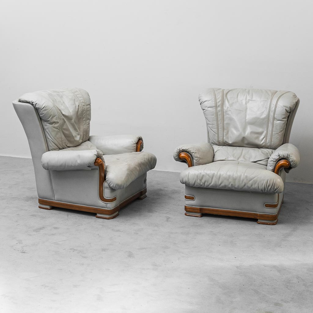 Coppia di poltrone vintage in pelle grigio perla e legno anni '60 modernariato