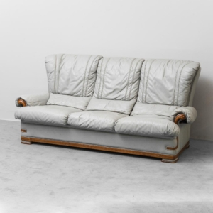 Divano 3 posti vintage in pelle grigio e legno anni '50 modernariato