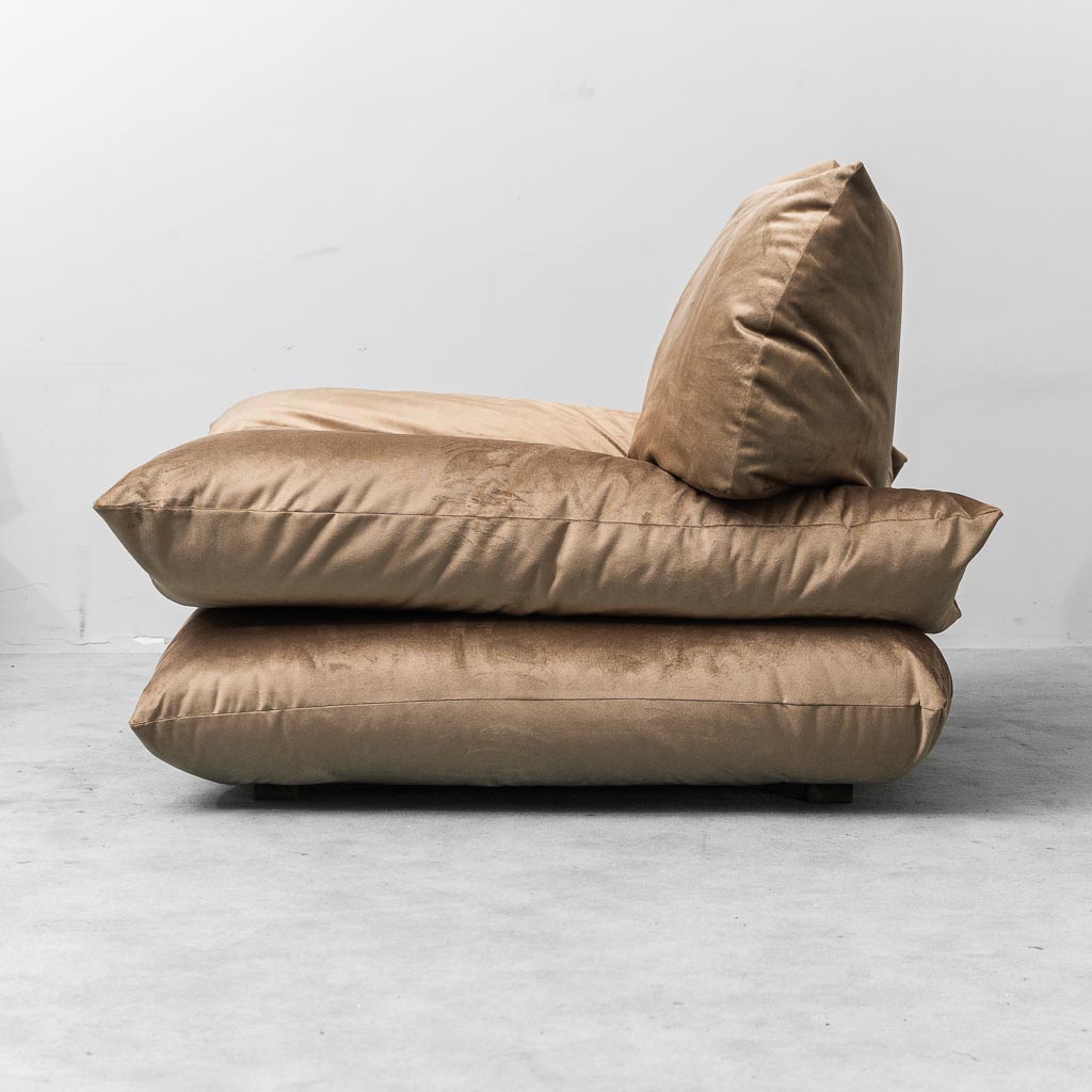 Coppia di poltrone lounge vintage in velluto beige anni ’70 modernariato