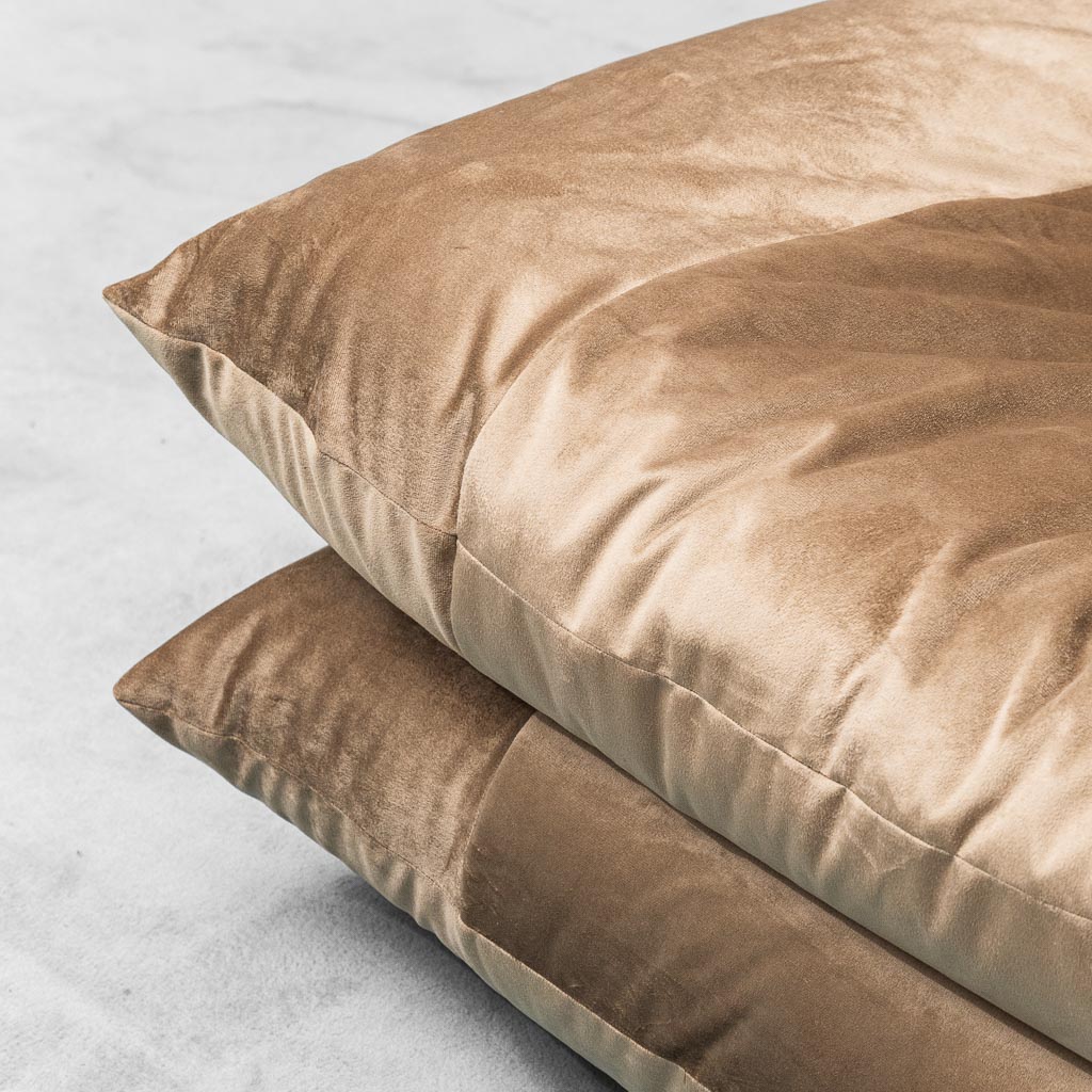 Coppia di poltrone lounge vintage in velluto beige anni ’70 modernariato