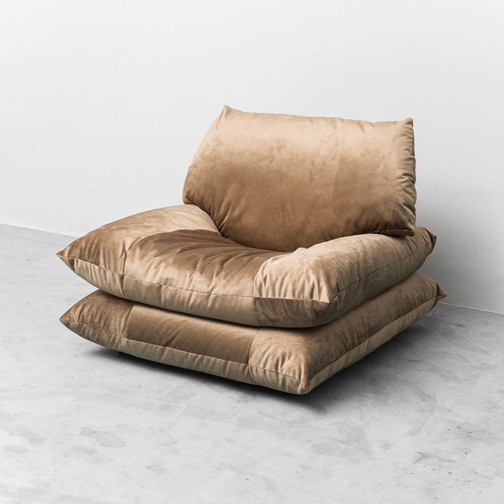 Coppia di poltrone lounge vintage in velluto beige anni ’70 modernariato