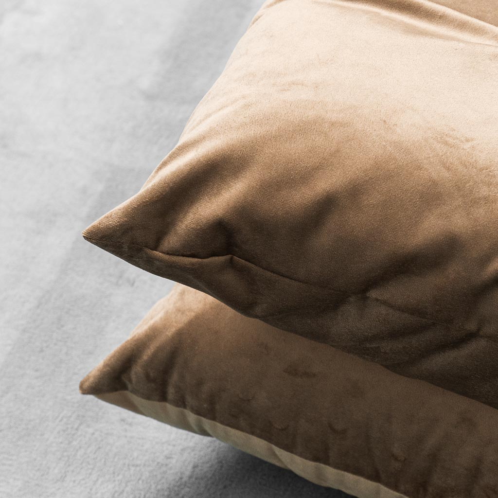 Coppia di poltrone lounge vintage in velluto beige anni ’70 modernariato