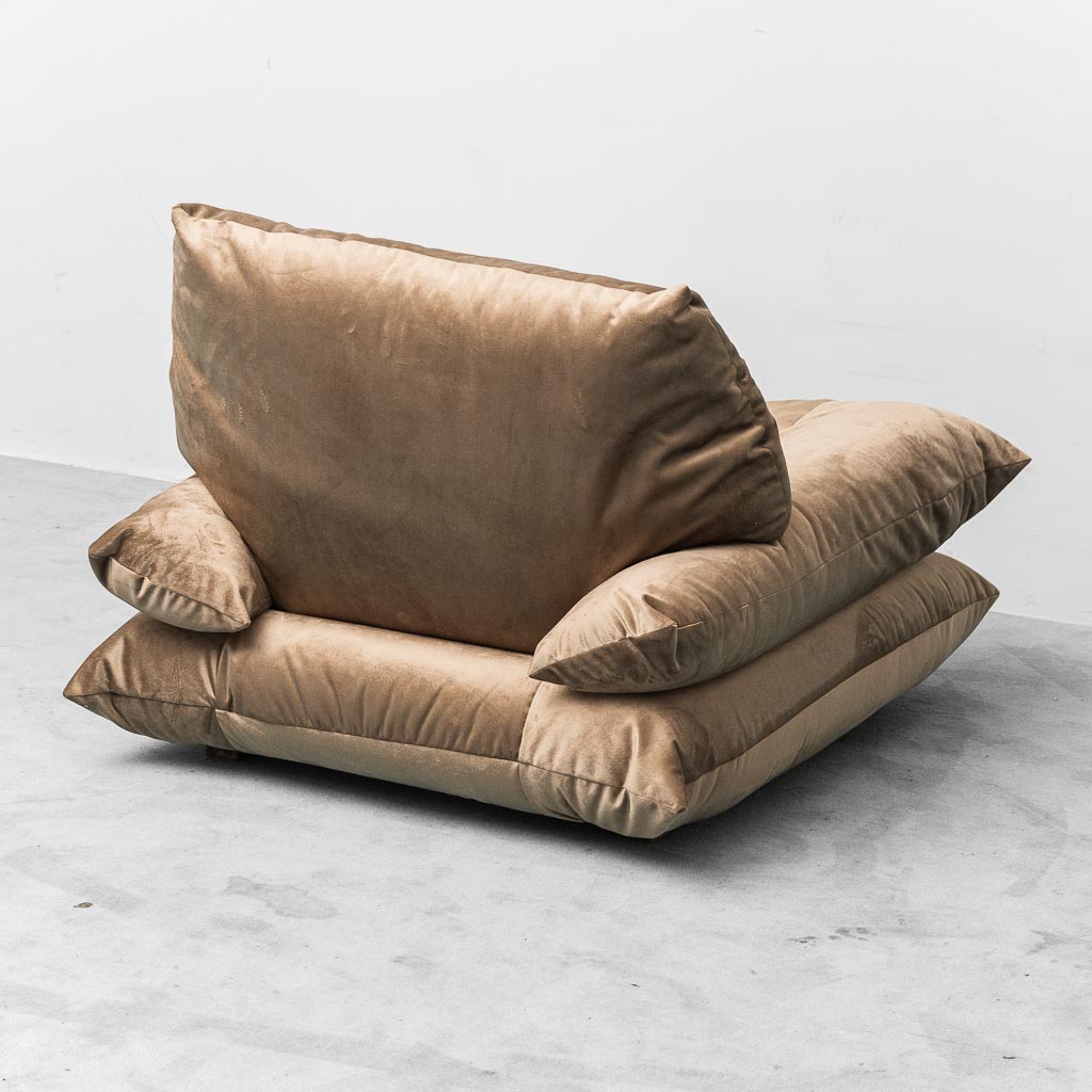 Coppia di poltrone lounge vintage in velluto beige anni ’70 modernariato