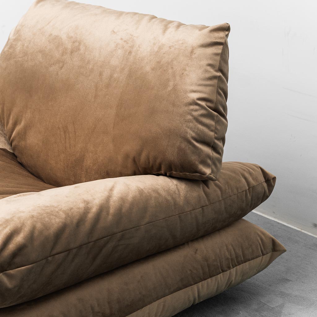 Coppia di poltrone lounge vintage in velluto beige anni ’70 modernariato