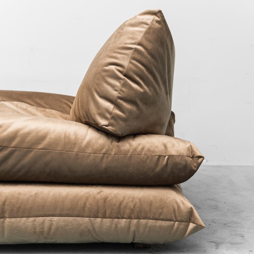 Coppia di poltrone lounge vintage in velluto beige anni ’70 modernariato