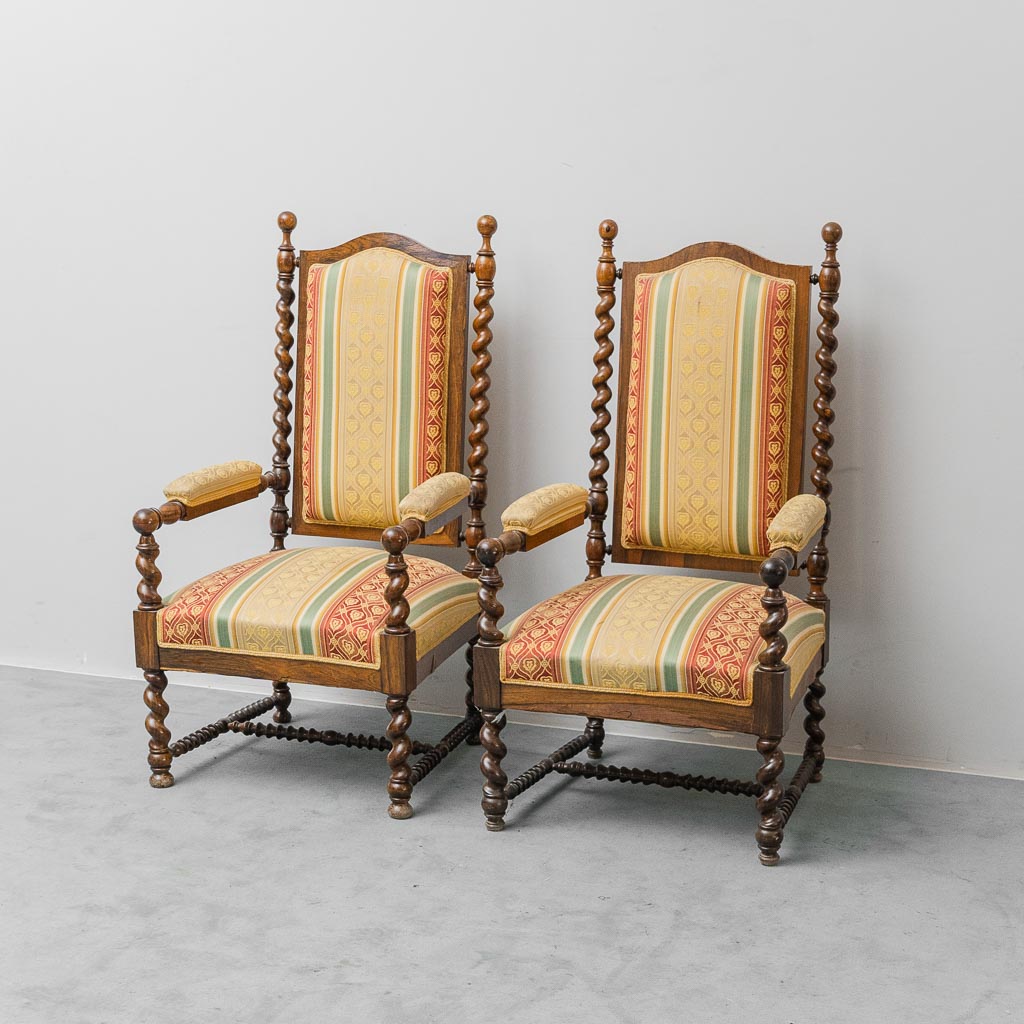 Coppia di Poltrone Antiche in Legno e tessuto con braccioli – Stile Classico