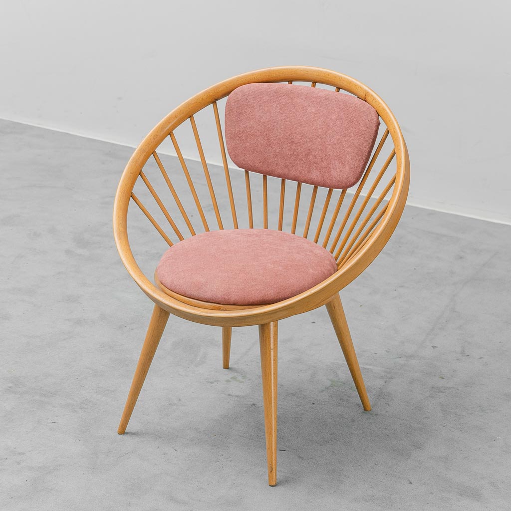 Poltrona vintage in legno curvato con rivestimento rosa – design scandinavo anni ’60