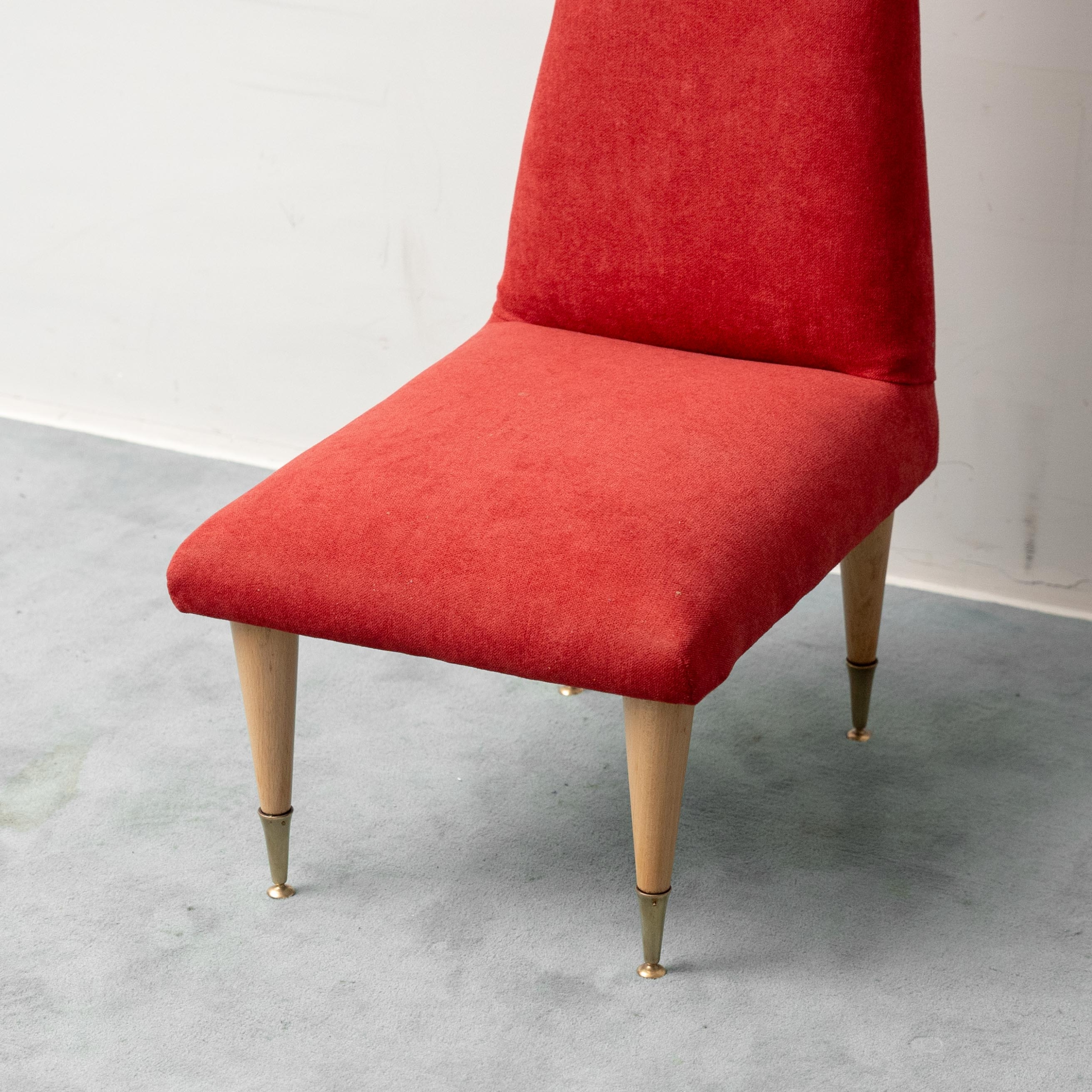 Sedia Vintage a Schienale Alto in Velluto Rosso Design Anni ’60 modernariato