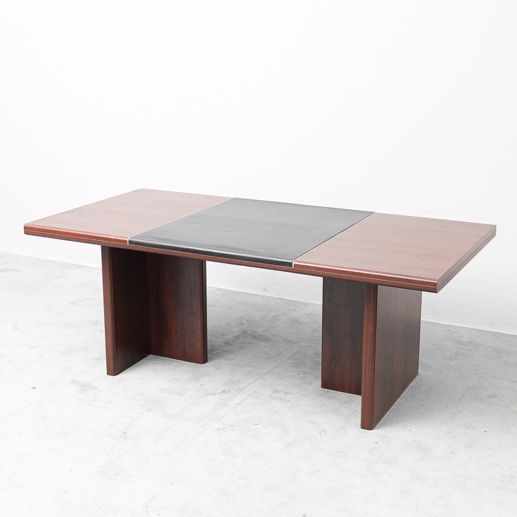 Scrivania Vintage in Legno con Piano Centrale Nero – Design Modernariato Anni '80