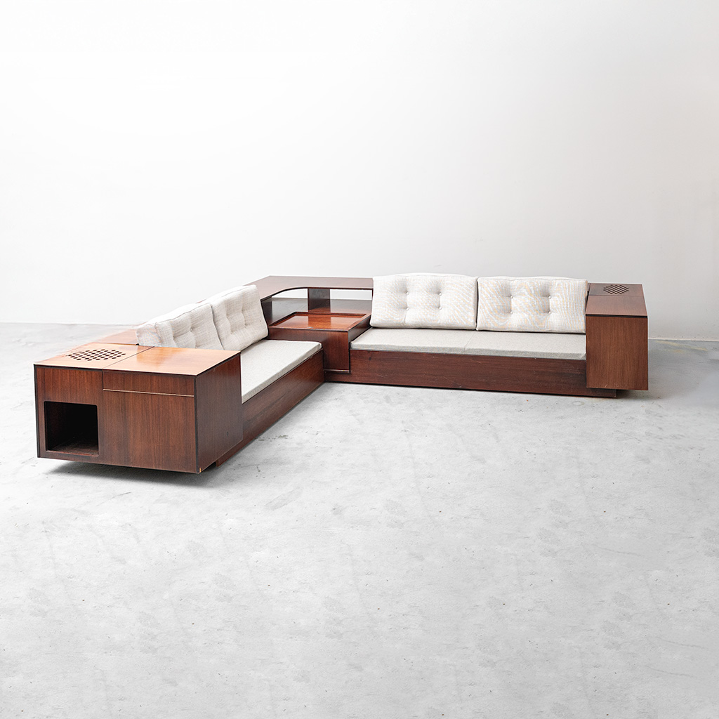 Divano angolare vintage con vani contenitore e radio integrata – Design italiano anni '70