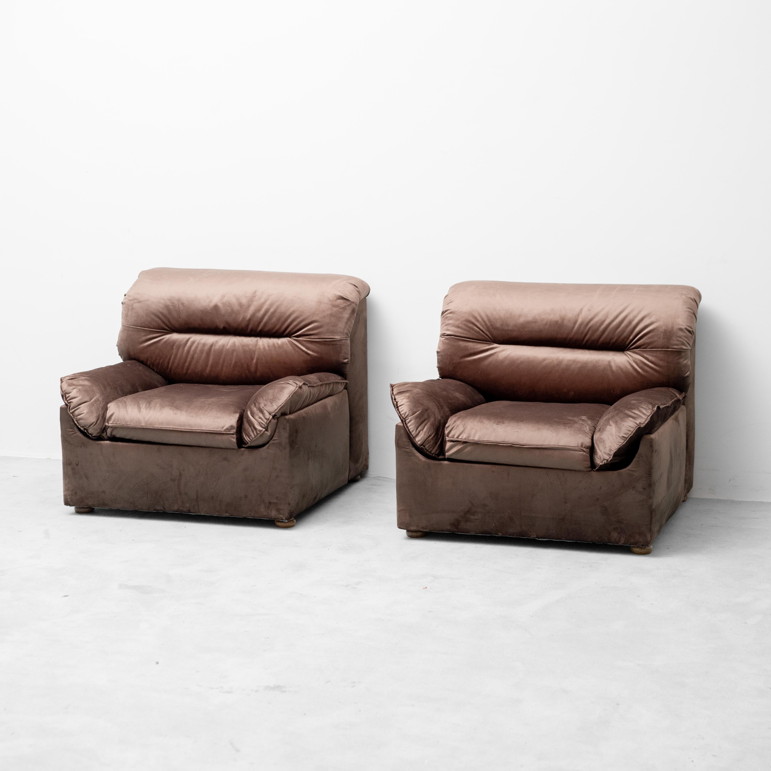 Coppia di Poltrone Lounge Vintage in Velluto Marrone – Anni ’70