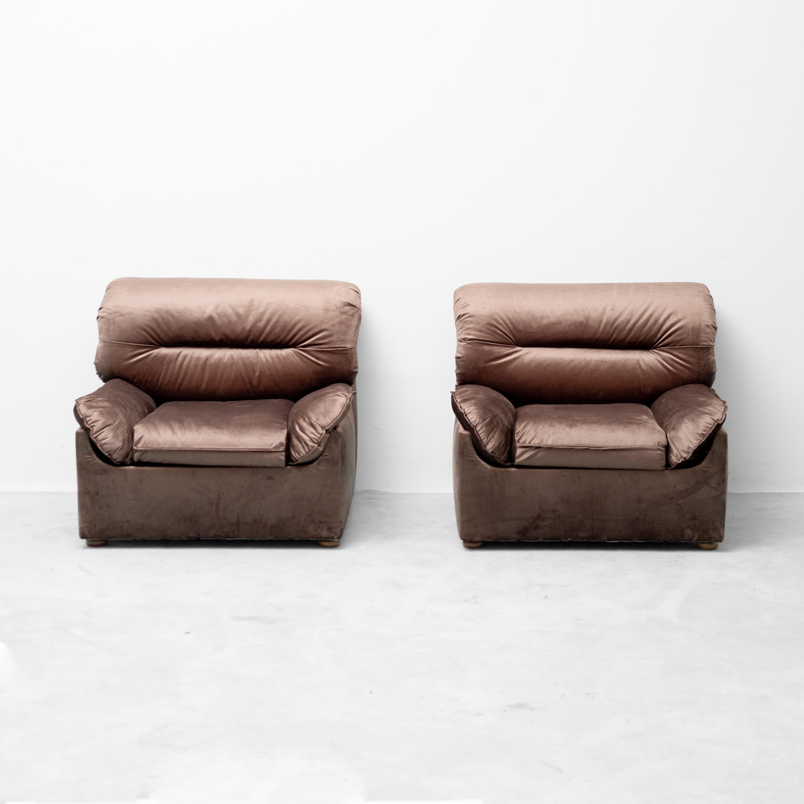 Coppia di Poltrone Lounge Vintage in Velluto Marrone – Anni ’70