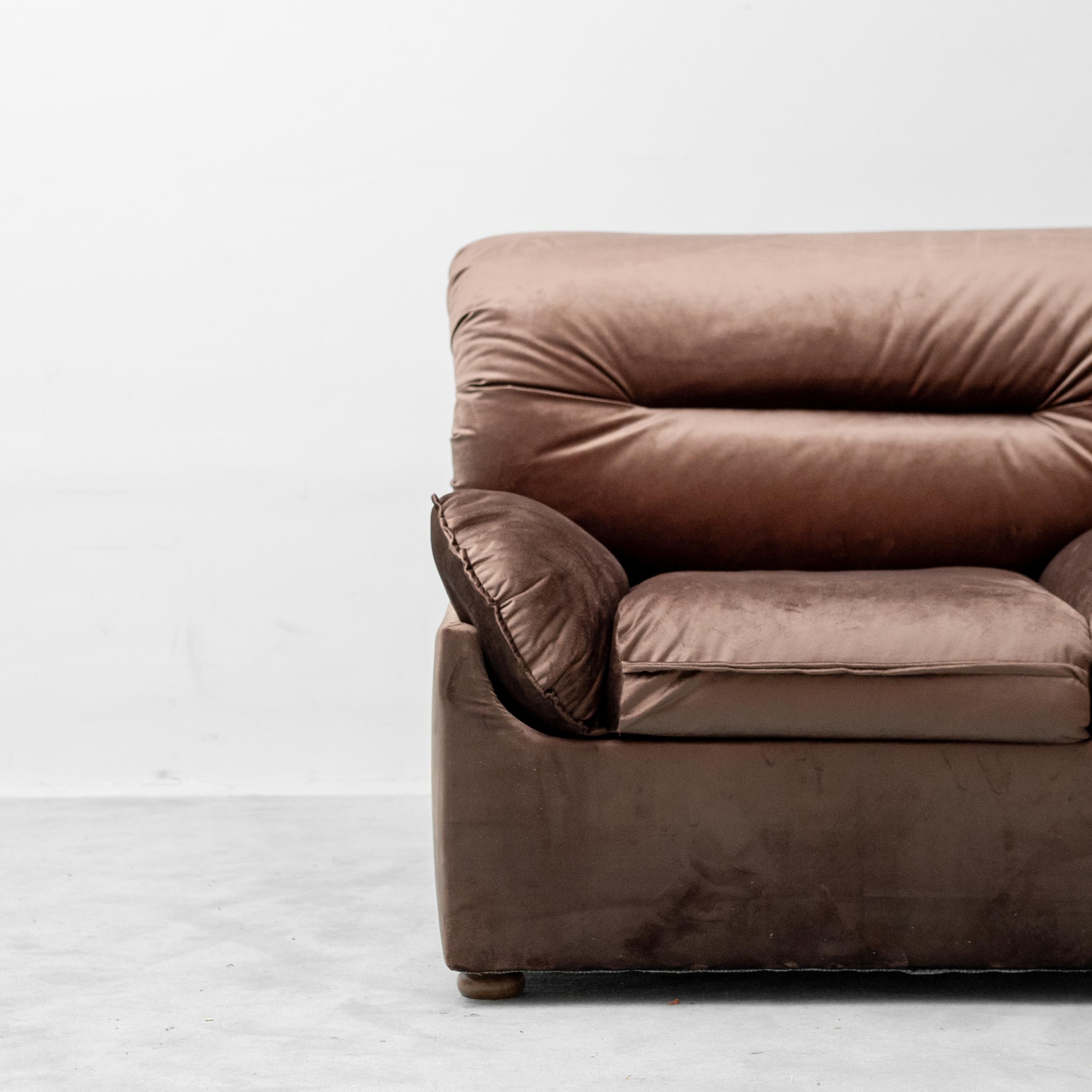 Coppia di Poltrone Lounge Vintage in Velluto Marrone – Anni ’70