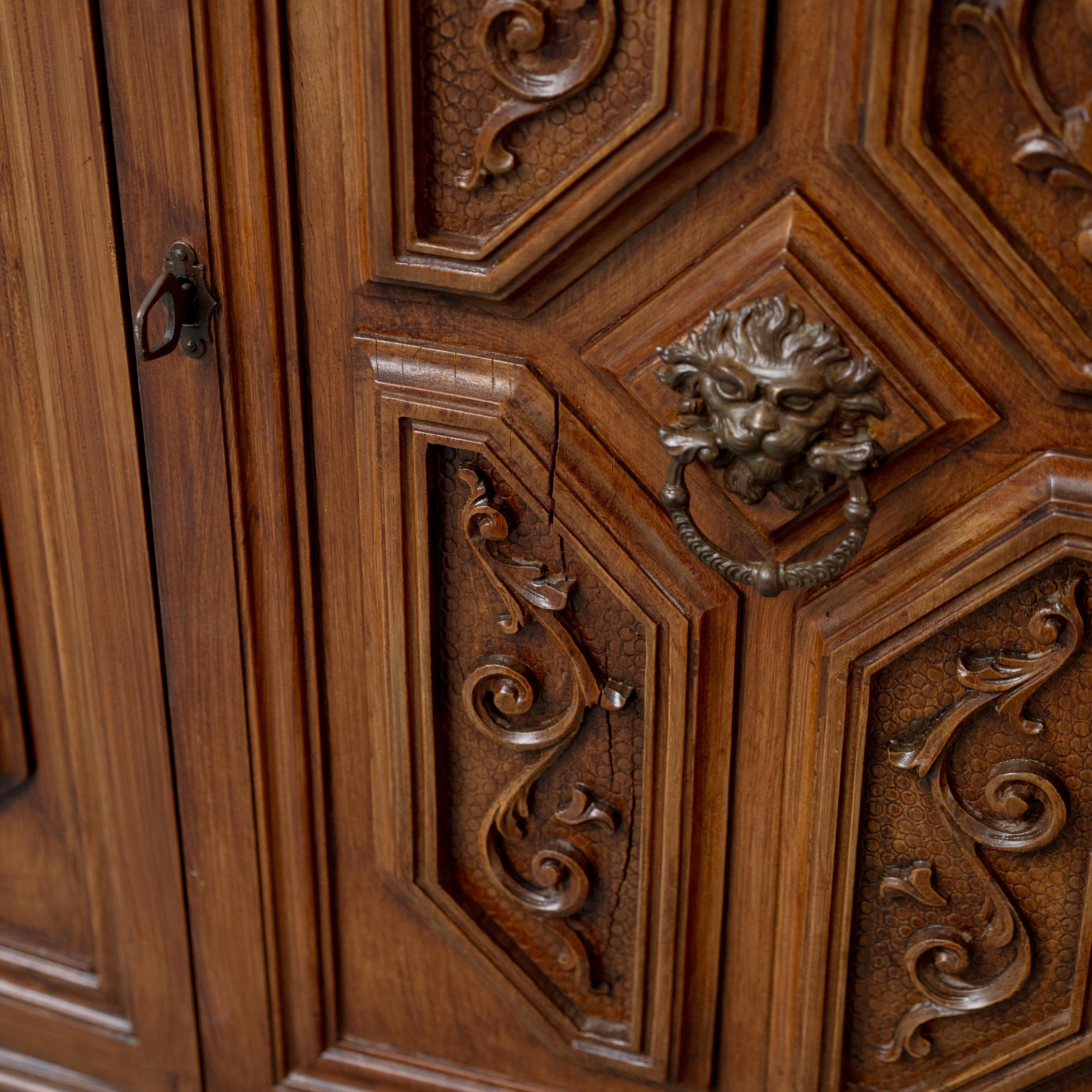 Mobile Credenza Vintage in Legno Intagliato – Originale d’Epoca