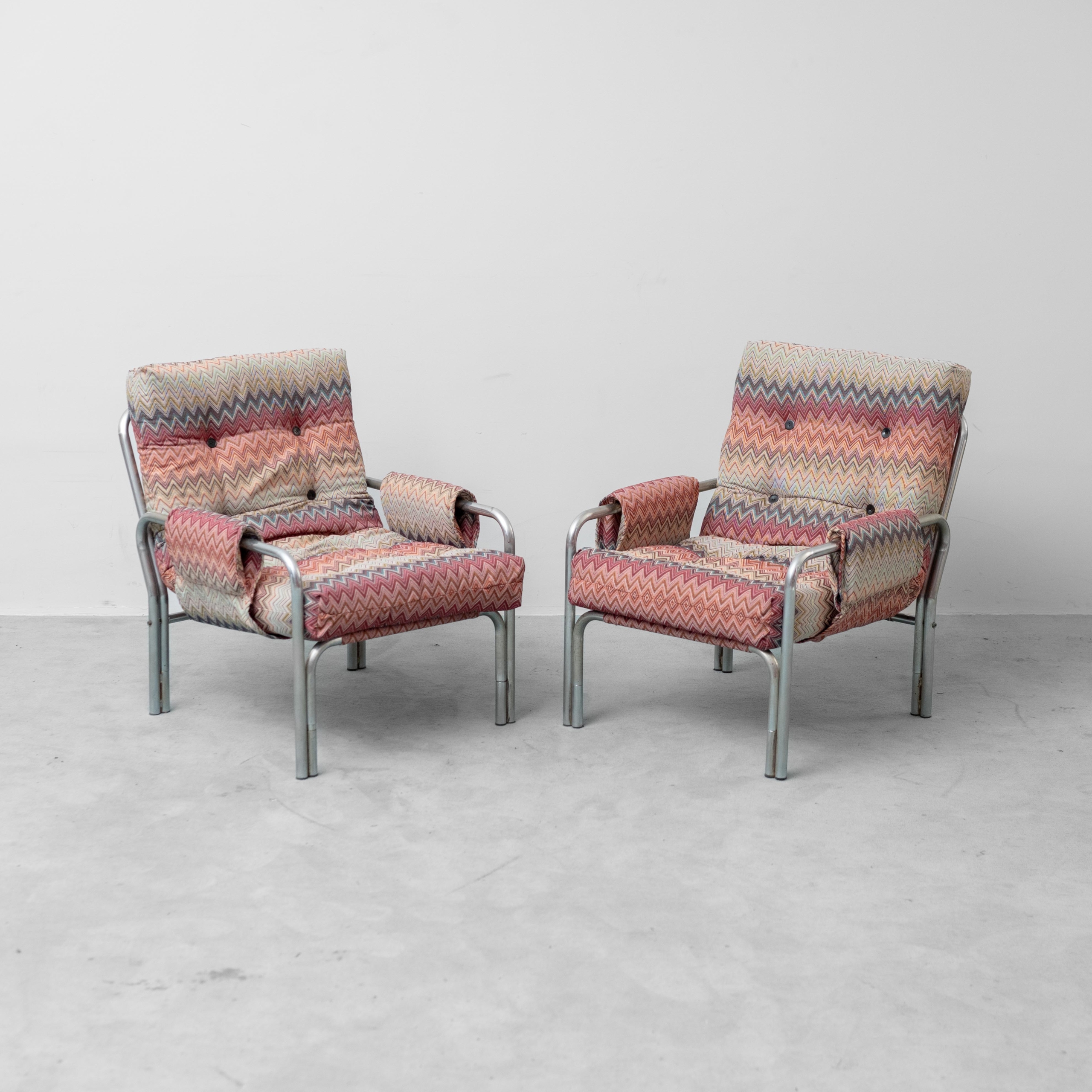 Coppia di Poltrone Vintage in Metallo con Tessuto Multicolore – Anni ’70