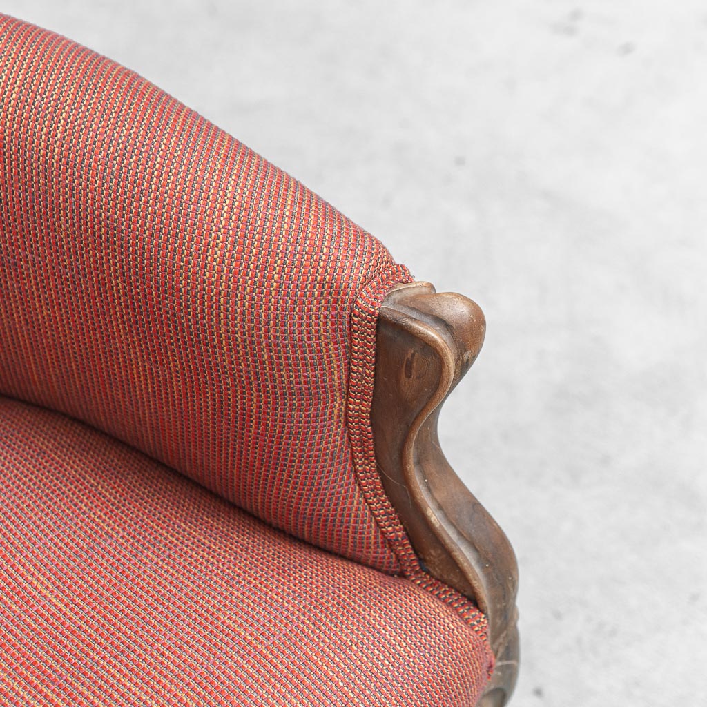 Coppia di Poltrone Vintage Classiche in Legno Intagliato in Tessuto anni '50