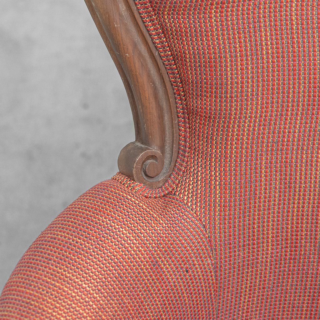 Coppia di Poltrone Vintage Classiche in Legno Intagliato in Tessuto anni '50