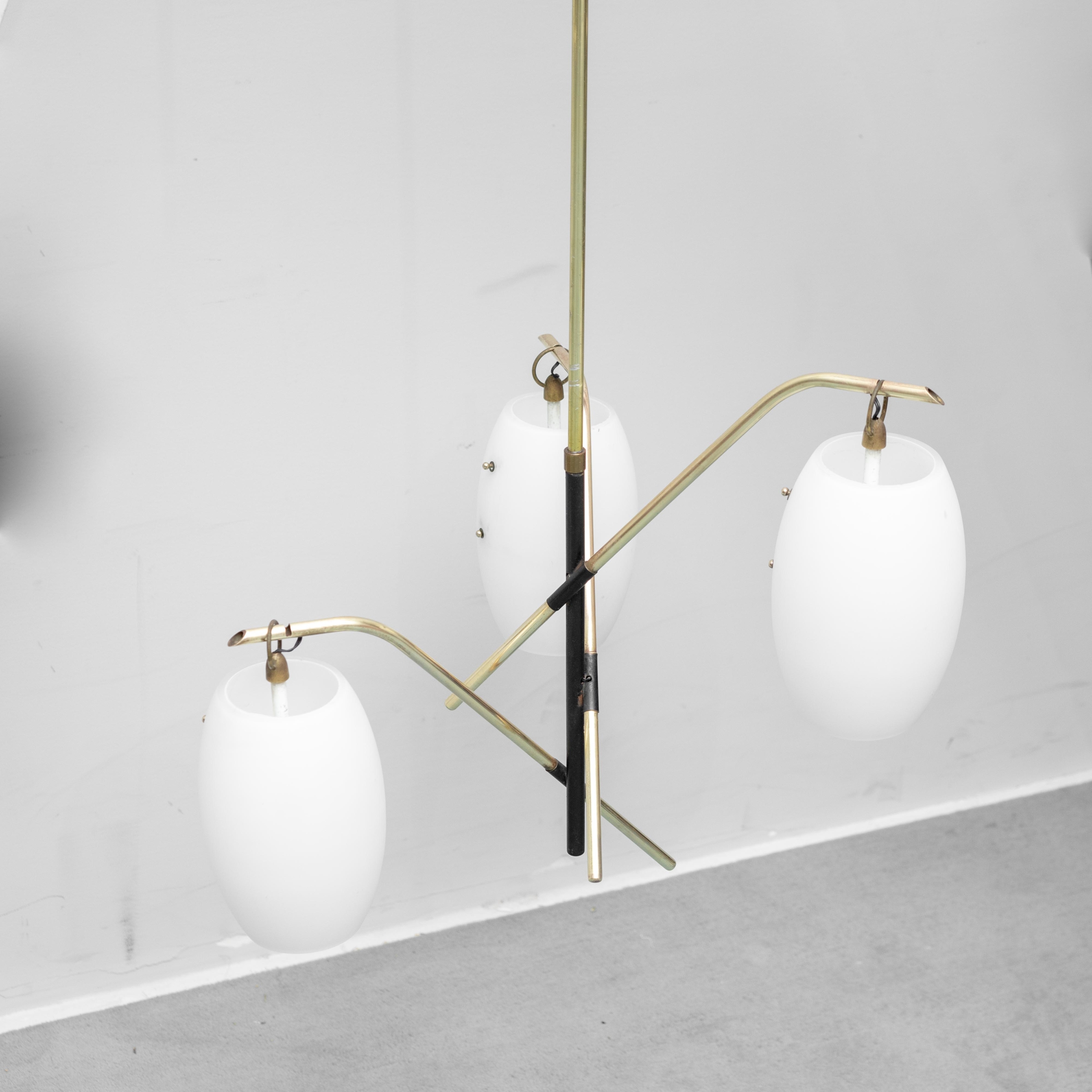 Lampadario Vintage a 3 Luci in Vetro Opalino e Ottone Anni ’70 Modernariato