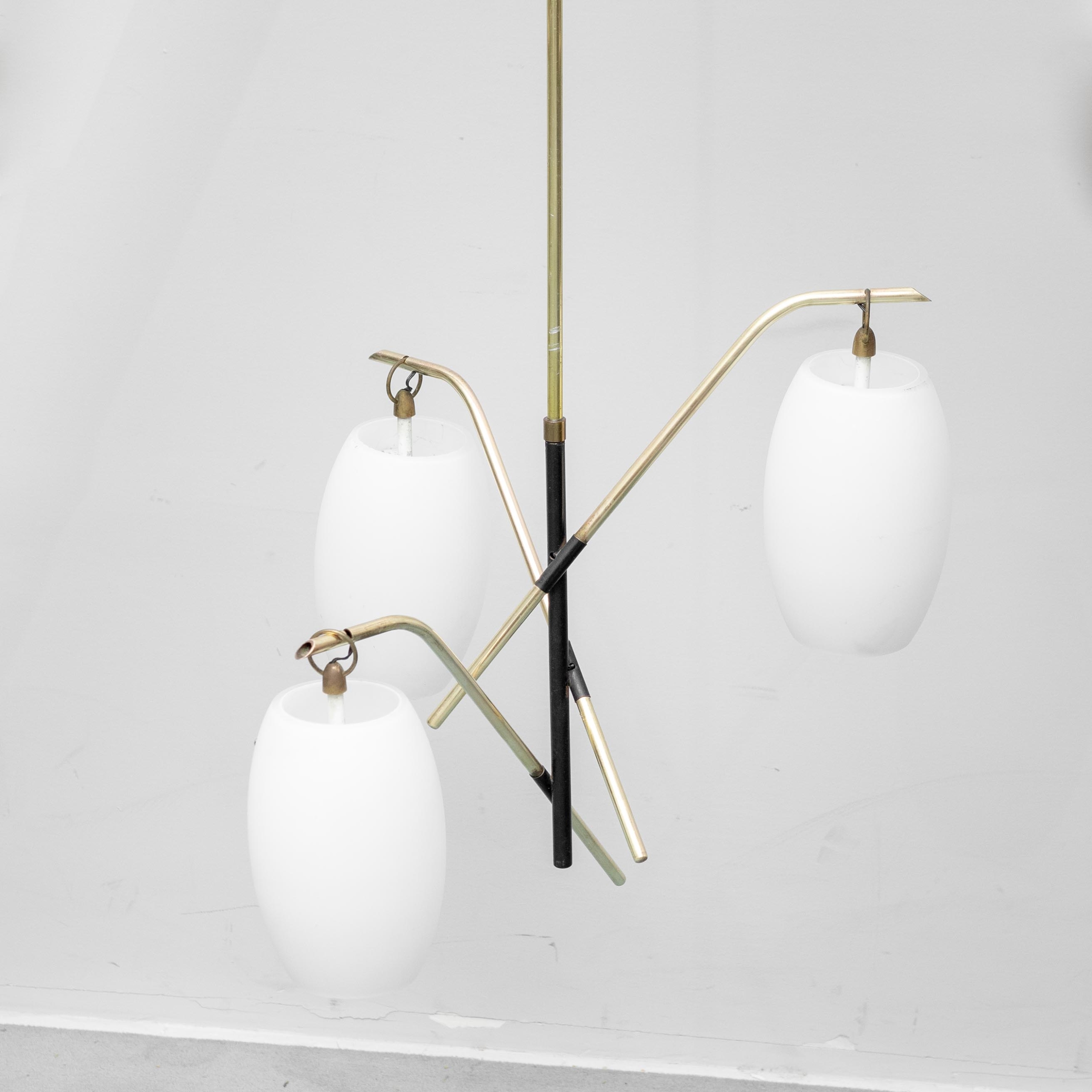 Lampadario Vintage a 3 Luci in Vetro Opalino e Ottone Anni ’70 Modernariato