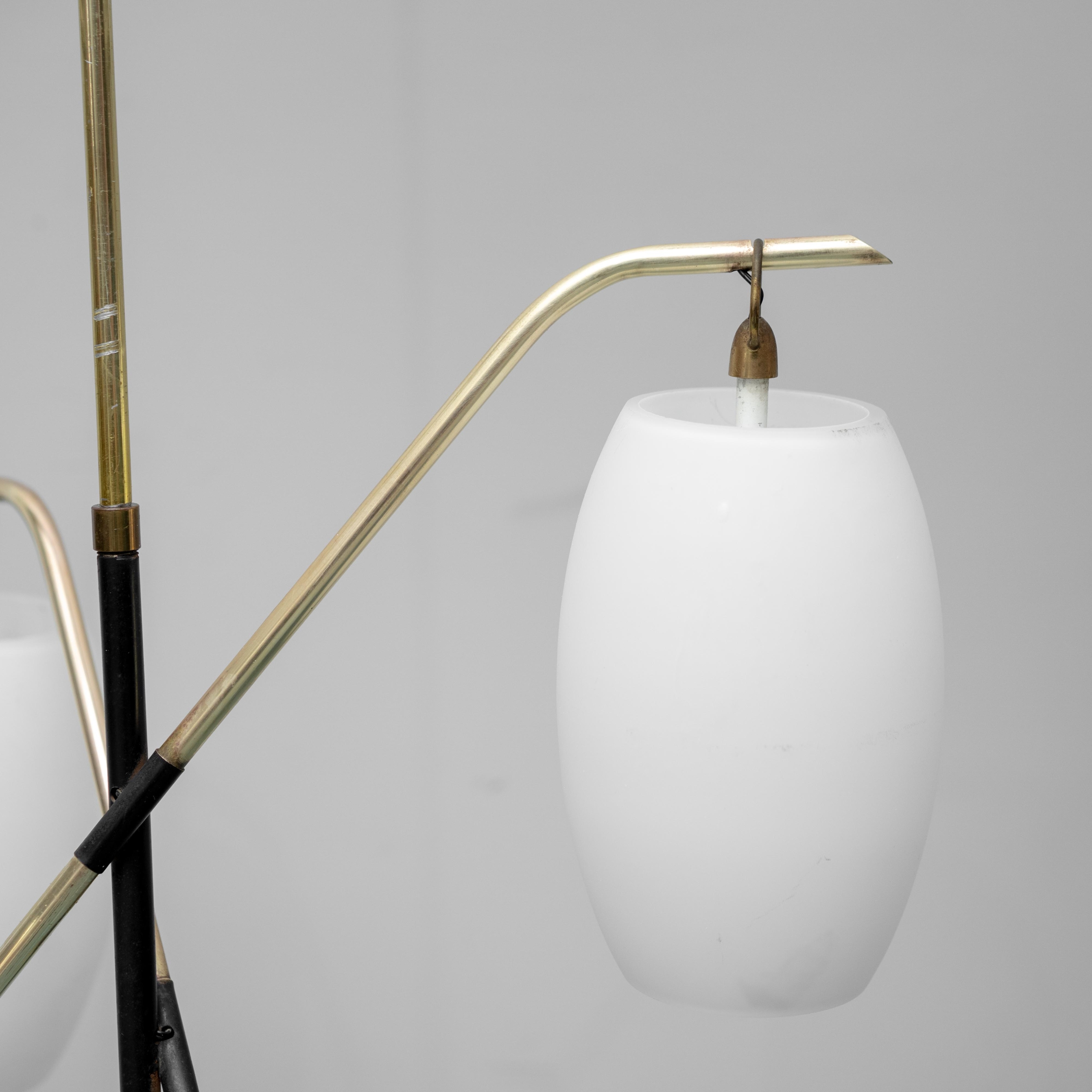 Lampadario Vintage a 3 Luci in Vetro Opalino e Ottone Anni ’70 Modernariato