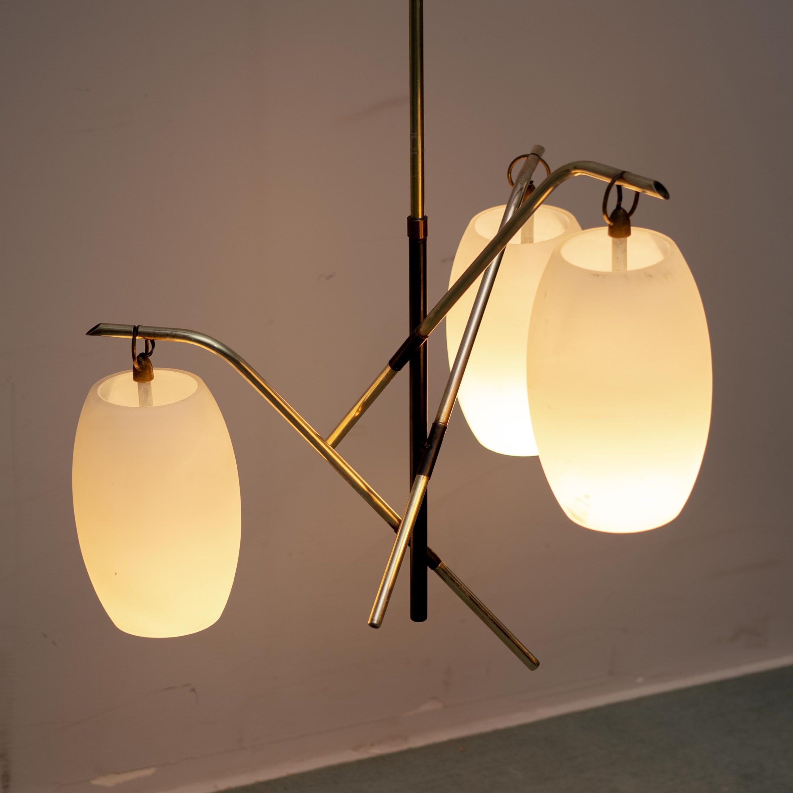 Lampadario Vintage a 3 Luci in Vetro Opalino e Ottone Anni ’70 Modernariato