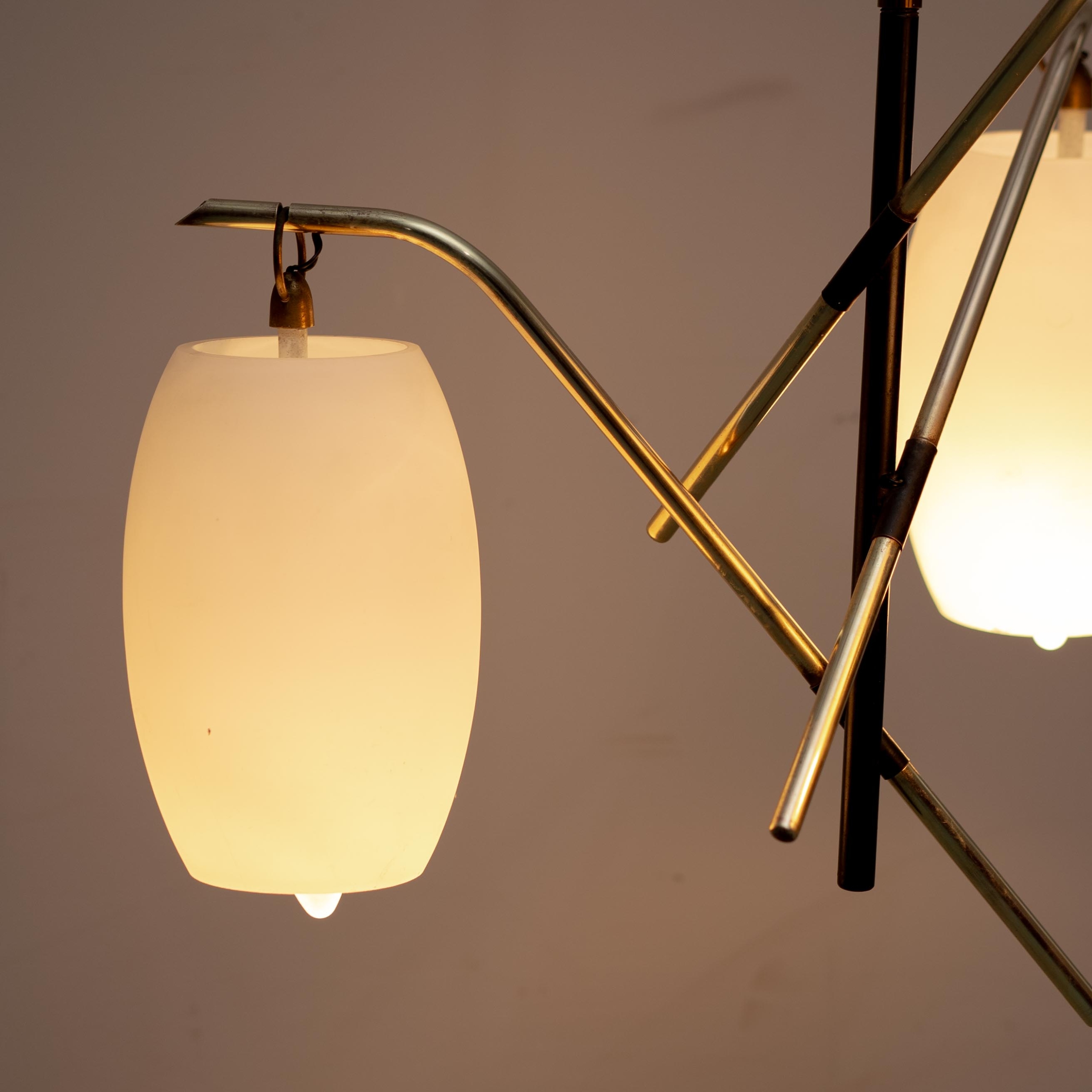 Lampadario Vintage a 3 Luci in Vetro Opalino e Ottone Anni ’70 Modernariato