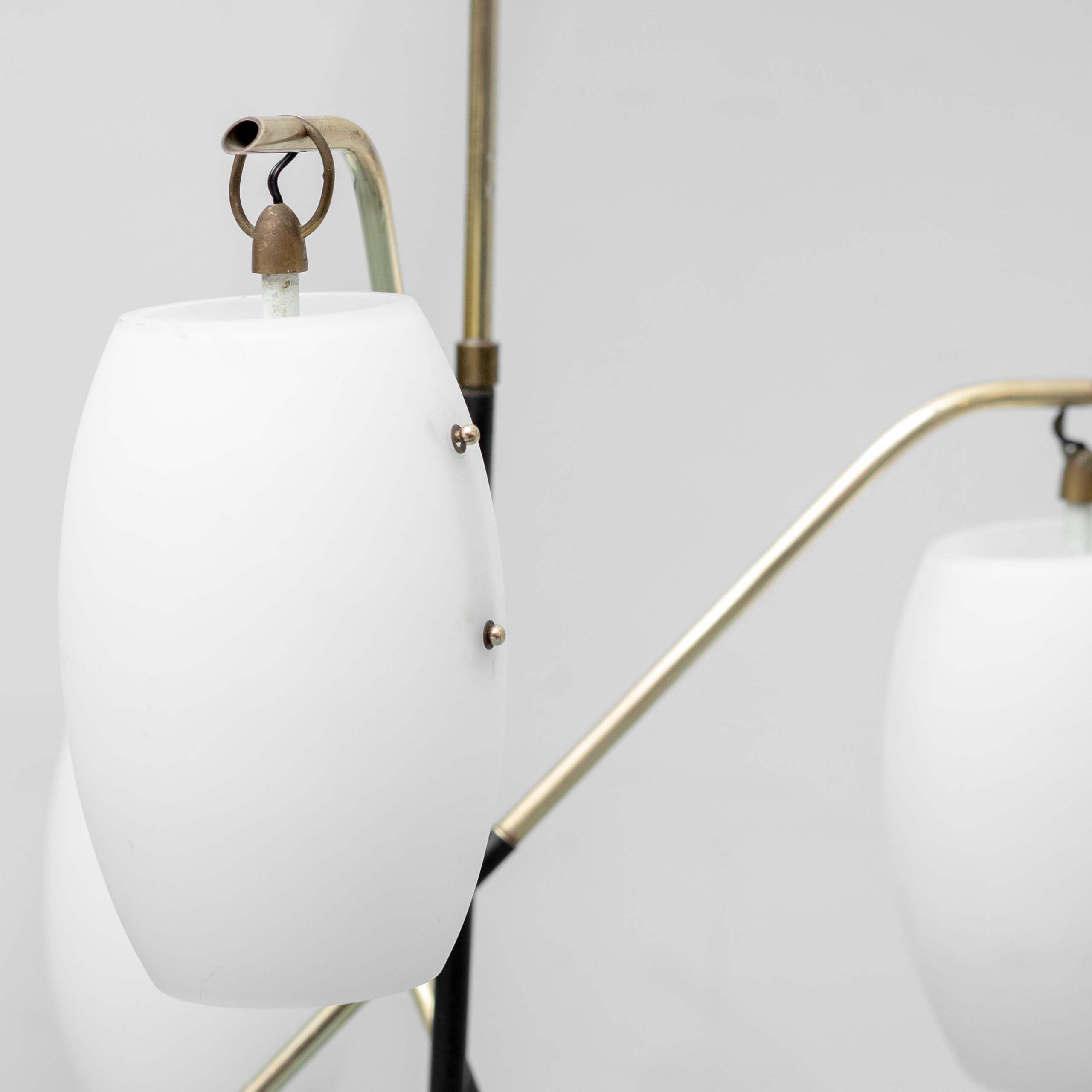 Lampadario Vintage a 3 Luci in Vetro Opalino e Ottone Anni ’70 Modernariato