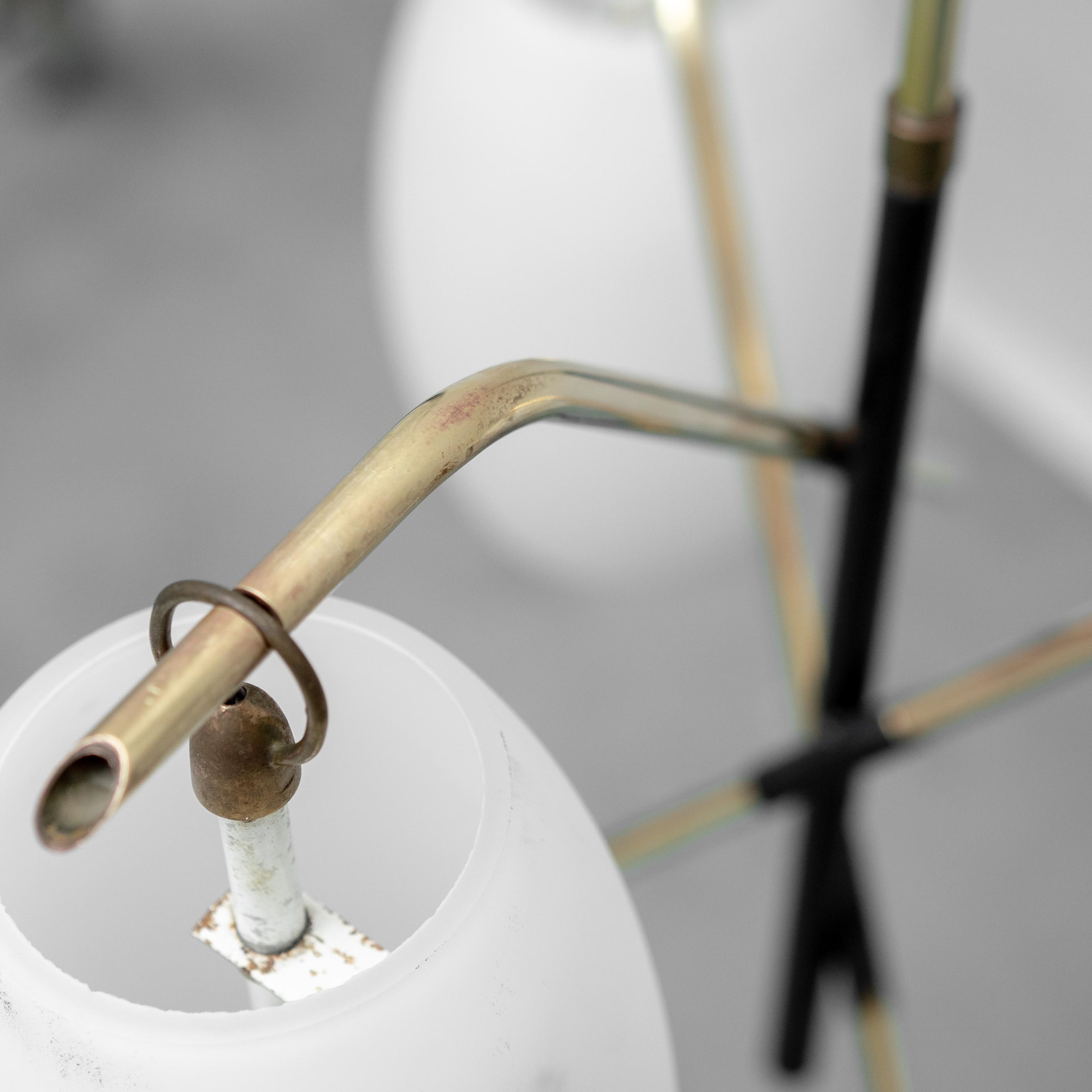 Lampadario Vintage a 3 Luci in Vetro Opalino e Ottone Anni ’70 Modernariato