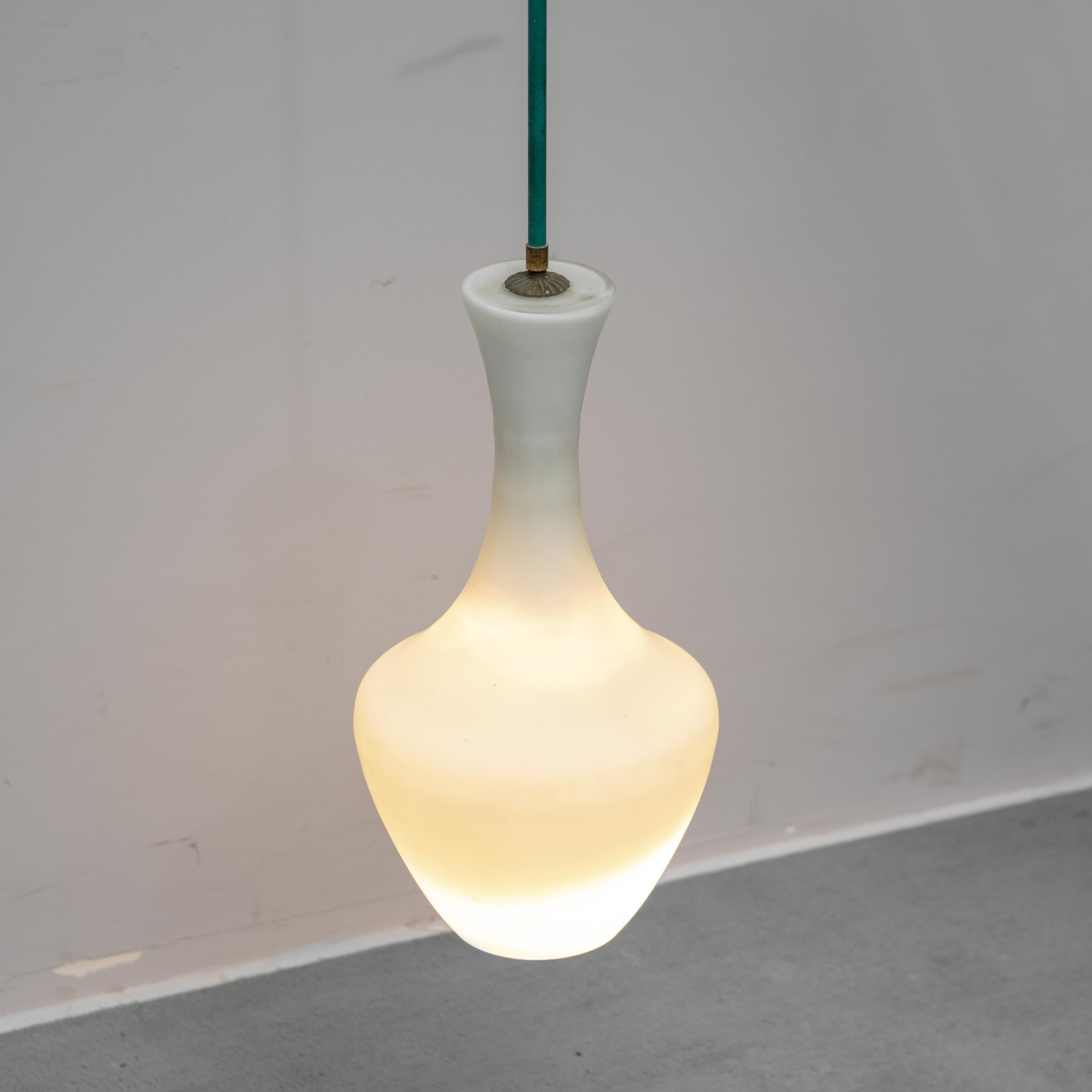 Lampada a Sospensione Vintage in Vetro Opalino Anni ’70 Modernariato